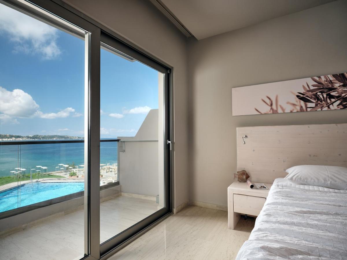 Camera Deluxe Matrimoniale/Doppia con Letti Singoli con Vista Panoramica Mare e Piscina (3 Adulti)